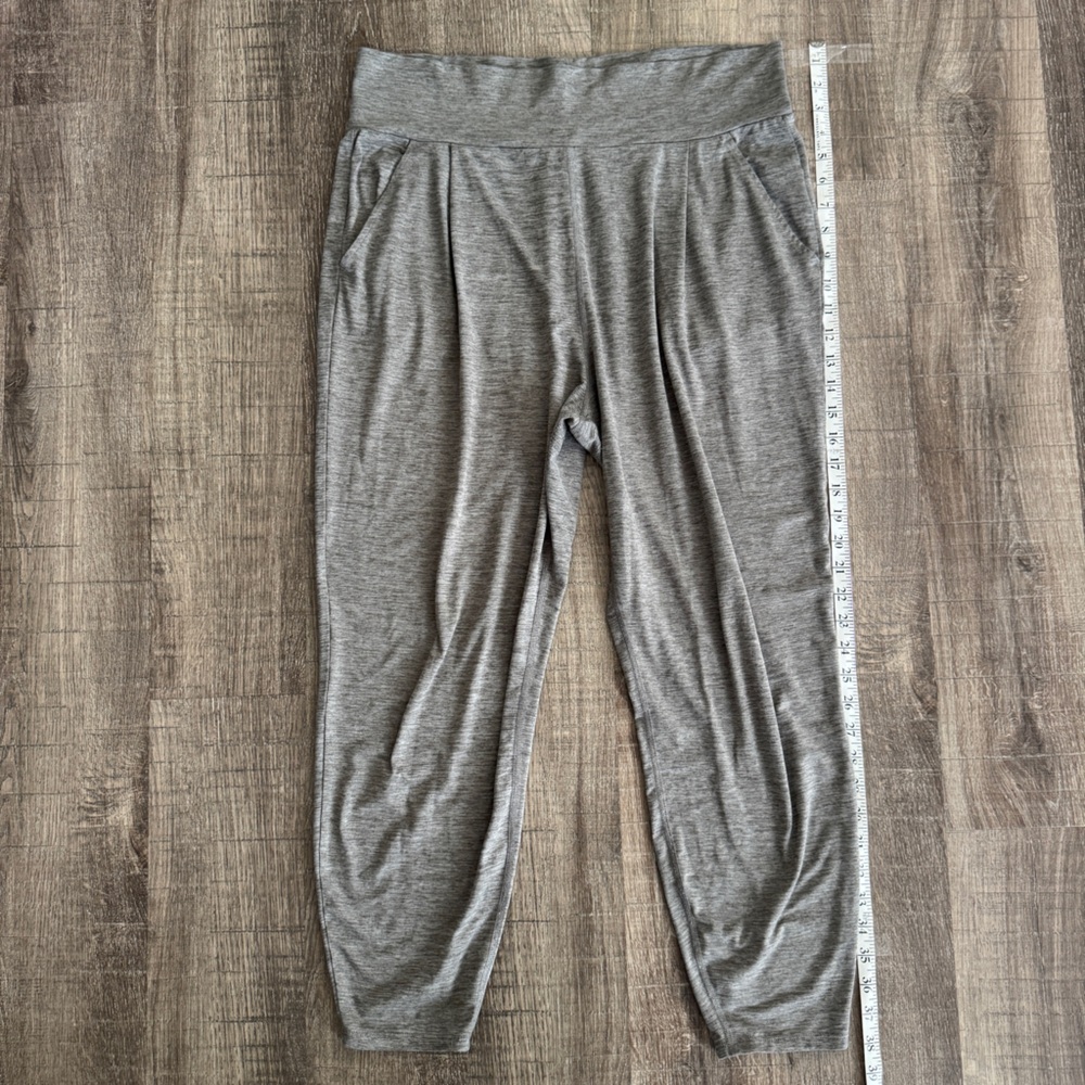 Vuori Women's Heather Gray Jogger Pants